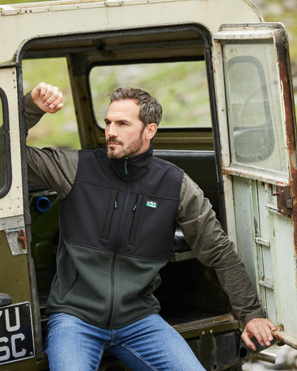 Deep Forest Black Coloured Ridgeline Hybrid Fleece Gilet on outdoor background #colour_deep-forest-black