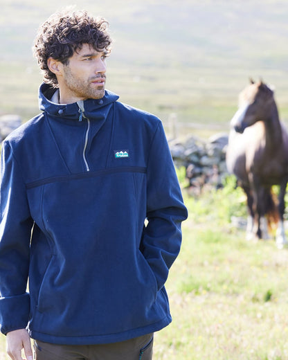 Navy coloured Ridgeline Kodiak Fleece Smock on grass background #colour_navy