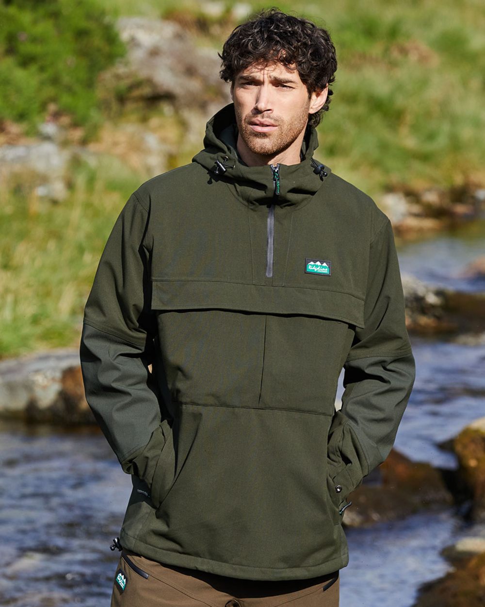 Deep Forest coloured Ridgeline Mens Cambrian Smock on lake background #colour_deep-forest