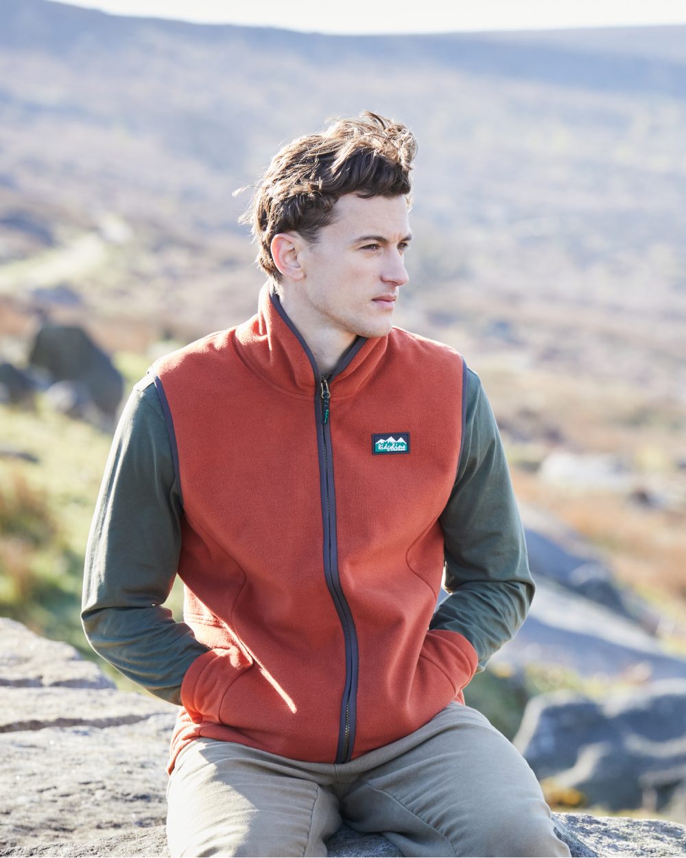 Russet Coloured Ridgeline Mens Kodiak Gilet on hilly background #colour_russet