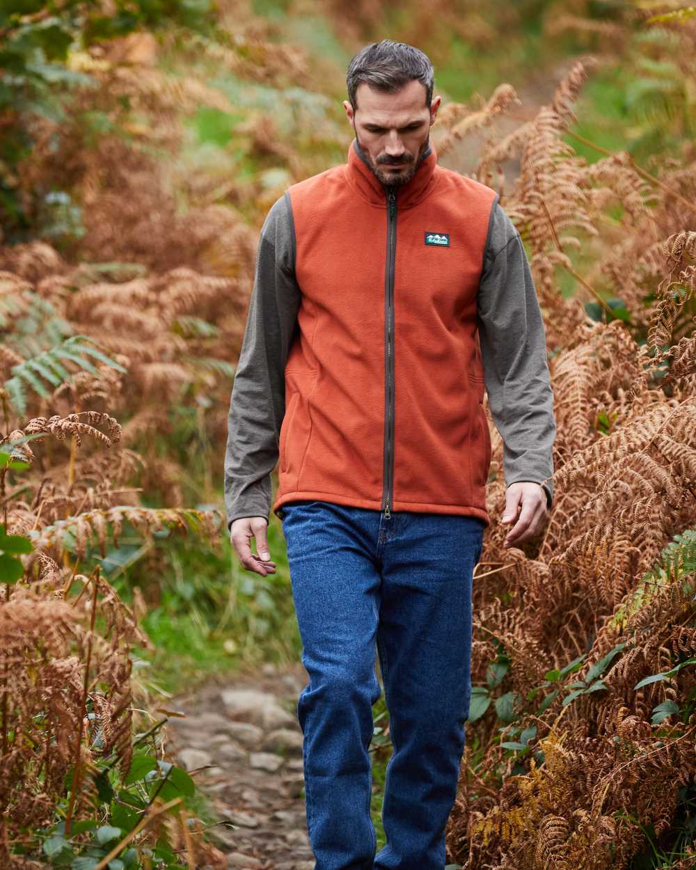 Russet Coloured Ridgeline Mens Kodiak Gilet on hilly background #colour_russet