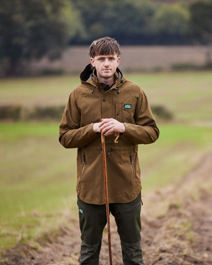Teak coloured Ridgeline Mens Monsoon Light Smock on farm background #colour_teak