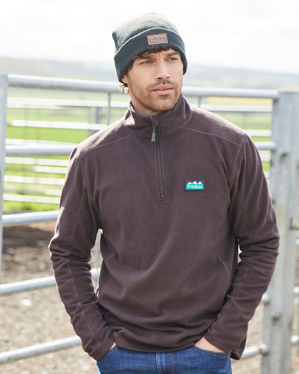 Deep Bark coloured Ridgeline Narvik Fleece on farm background #colour_deep-bark