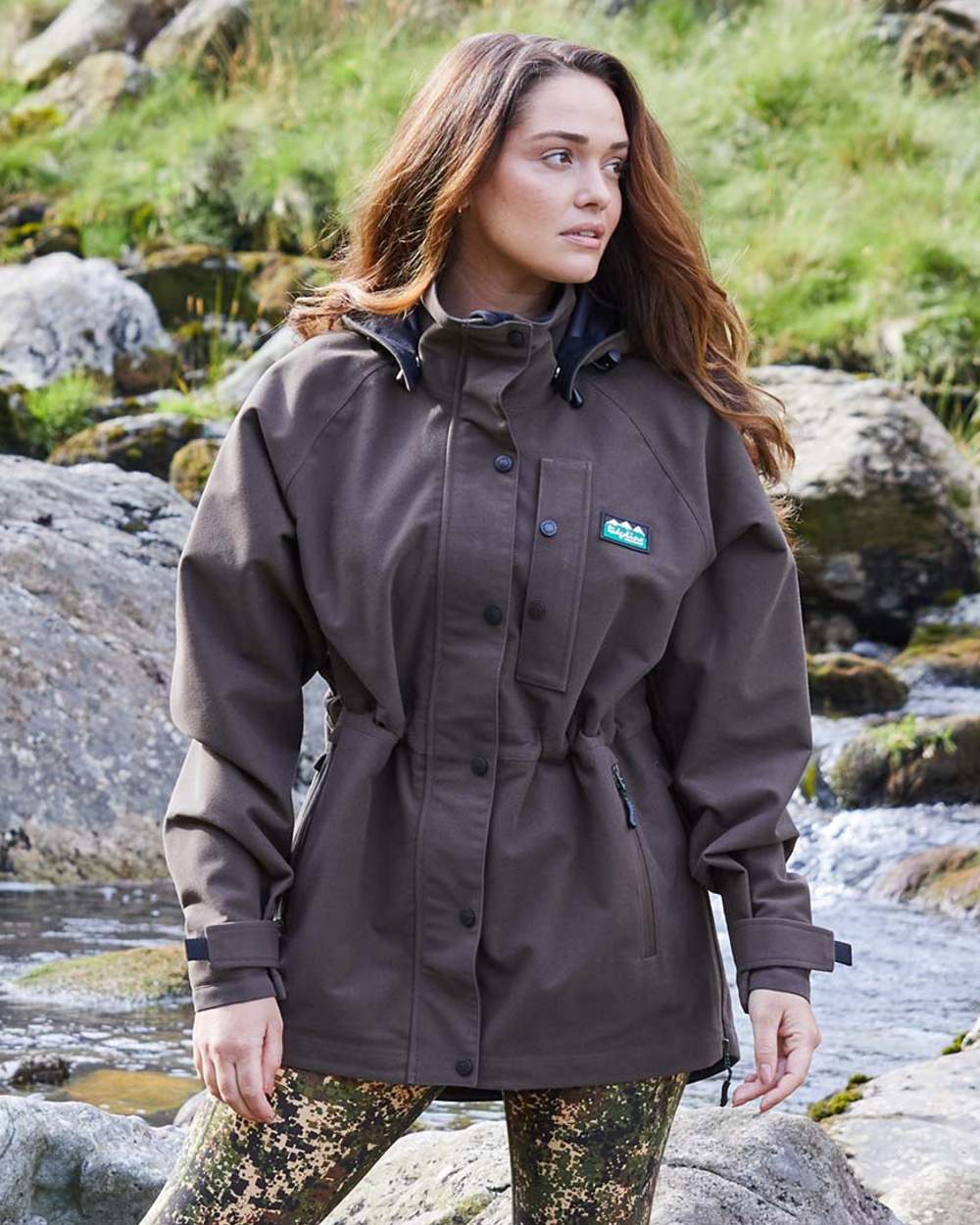 Bark coloured Ridgeline Womens Monsoon Classic Jacket on lake background #colour_bark