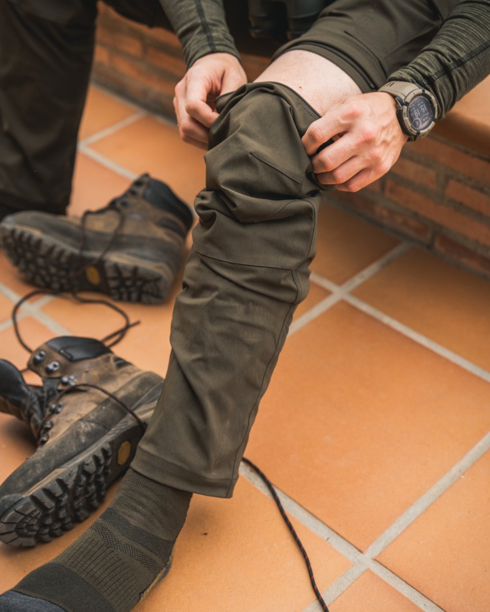 Grizzly Brown coloured Seeland Birch Zip-Off Trousers on house background #colour_grizzly-brown