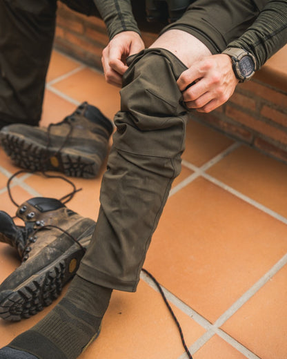 Grizzly Brown coloured Seeland Birch Zip-Off Trousers on house background #colour_grizzly-brown