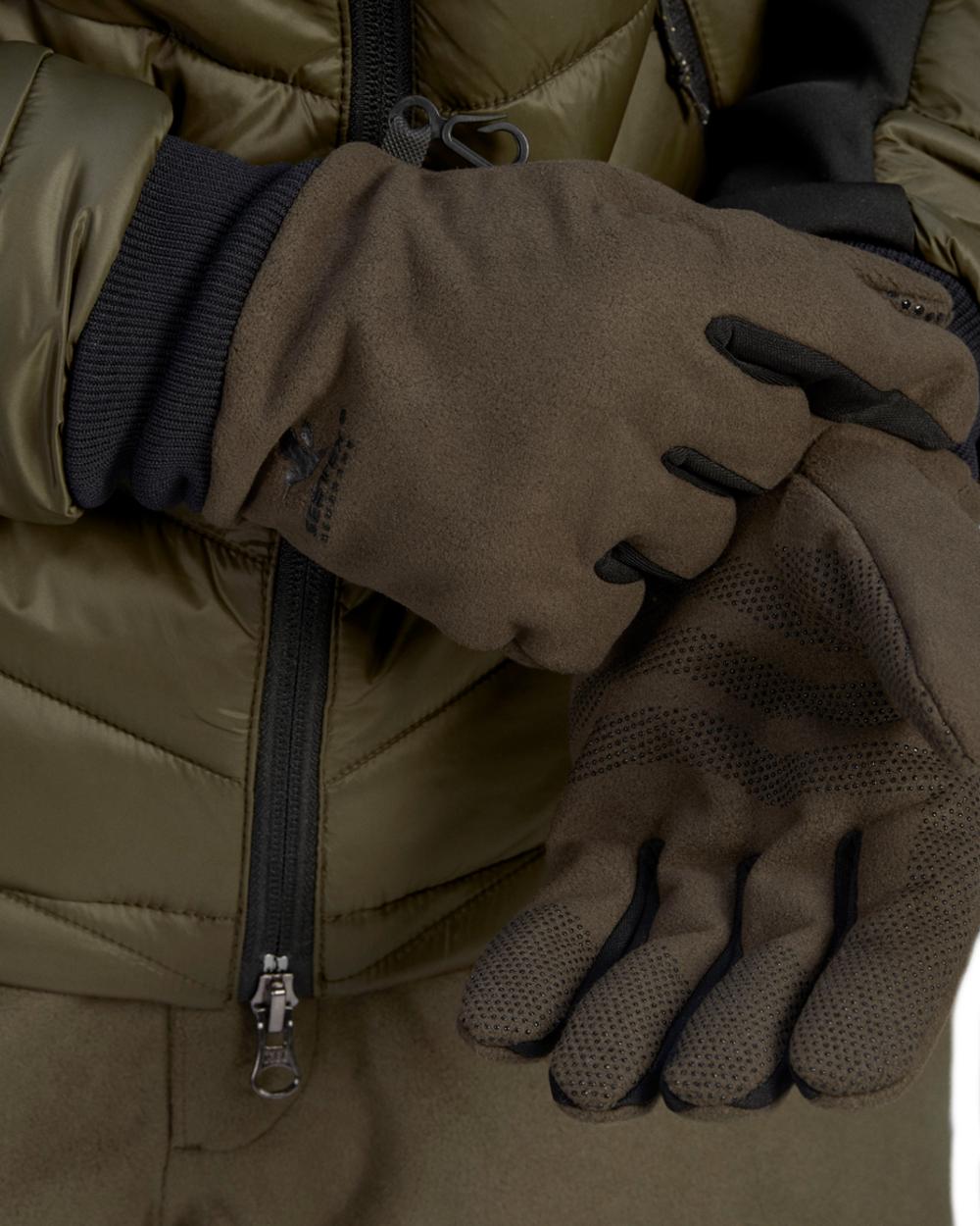 Pine Green Coloured Seeland Climate Gloves on White background #colour_pine-green