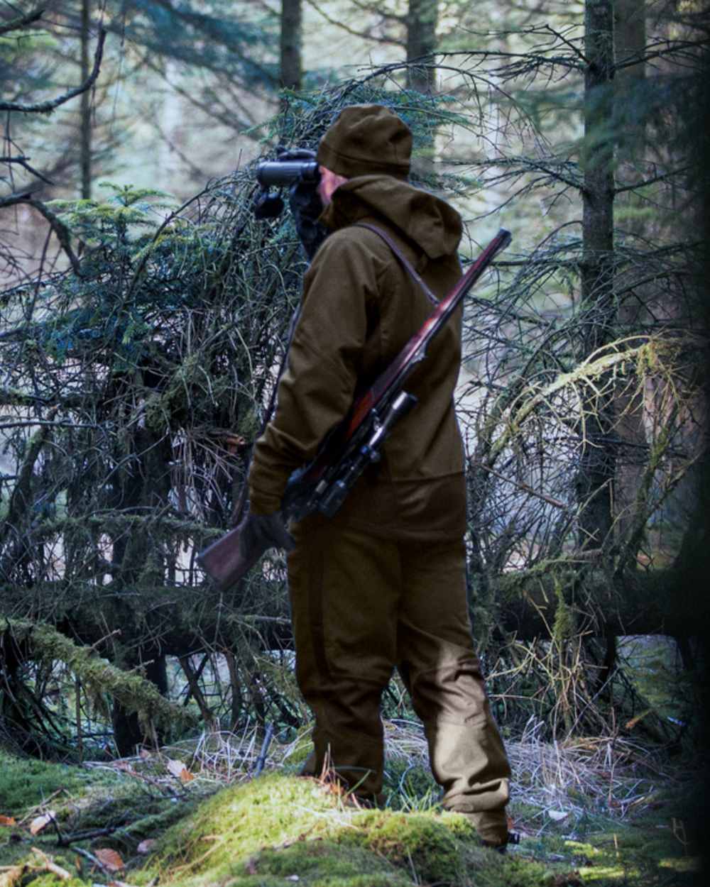 Pine Green Coloured Seeland Climate Hybrid Jacket on outdoor background #colour_pine-green