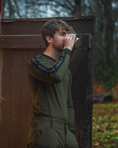 Light Pine Coloured Seeland Crest Baselayer on outdoor background #colour_light-pine