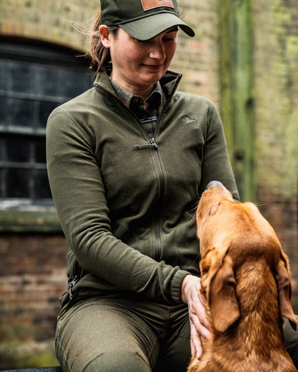 Pine Green Coloured Seeland Dew Fleece Jacket on outdoor background #colour_pine-green