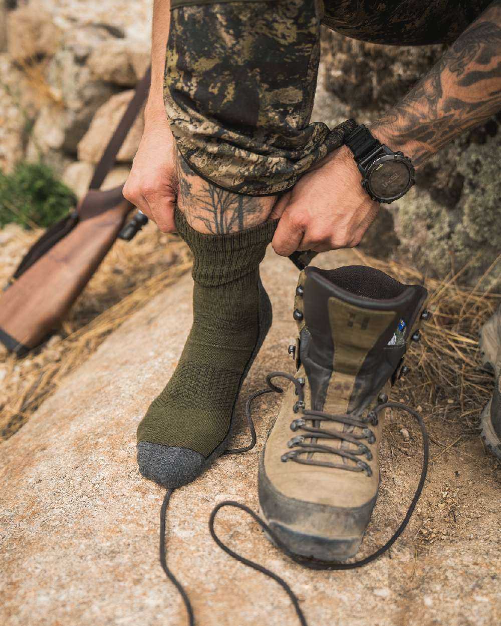 Pine Green Dark Grey Coloured Seeland Field Sock Triple Pack on Blurry Background
#colour_pine-green-dark-grey