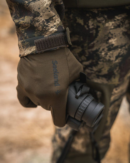 Pine Green Coloured Seeland Grip Gloves on outdoor background #colour_pine-green
