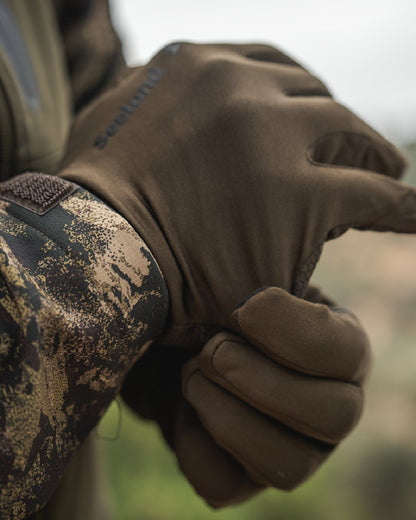Pine Green Coloured Seeland Grip Gloves on outdoor background #colour_pine-green