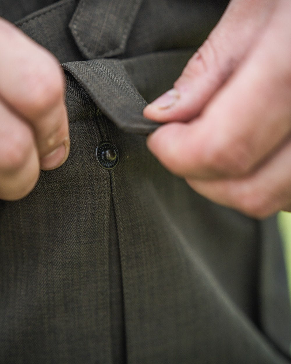 Light Pine Coloured Seeland Highpoint Jacket on outdoor background #colour_light-pine