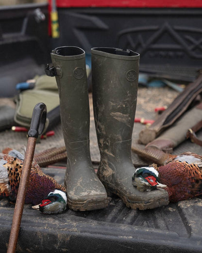 Pine Green Coloured Seeland Hillside Classic Boots on outdoor background #colour_pine-green