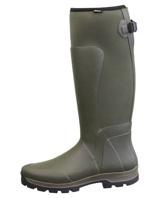 Pine Green Coloured Seeland Hillside Flex Wellingtons on white background #colour_pine-green