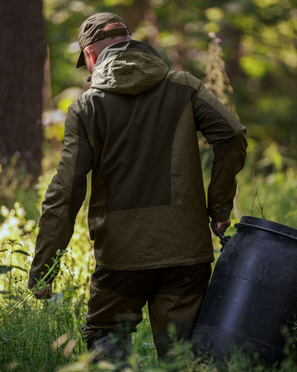Pine Green Coloured Seeland Key-Point Active II Jacket on forest background #colour_pine-green