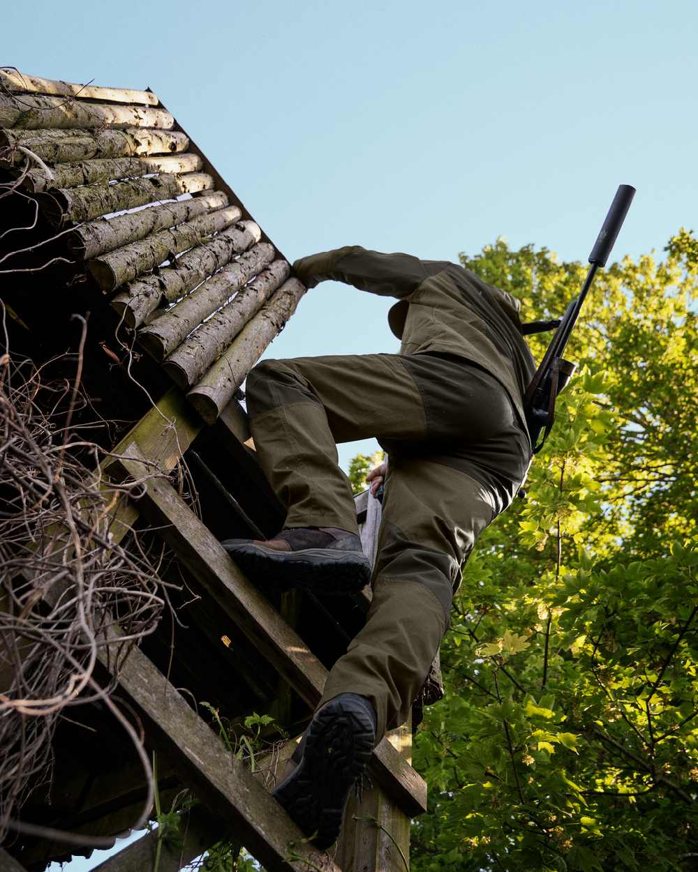 Pine Green Coloured Seeland Key-Point Active II Trousers on outdoor background #colour_pine-green