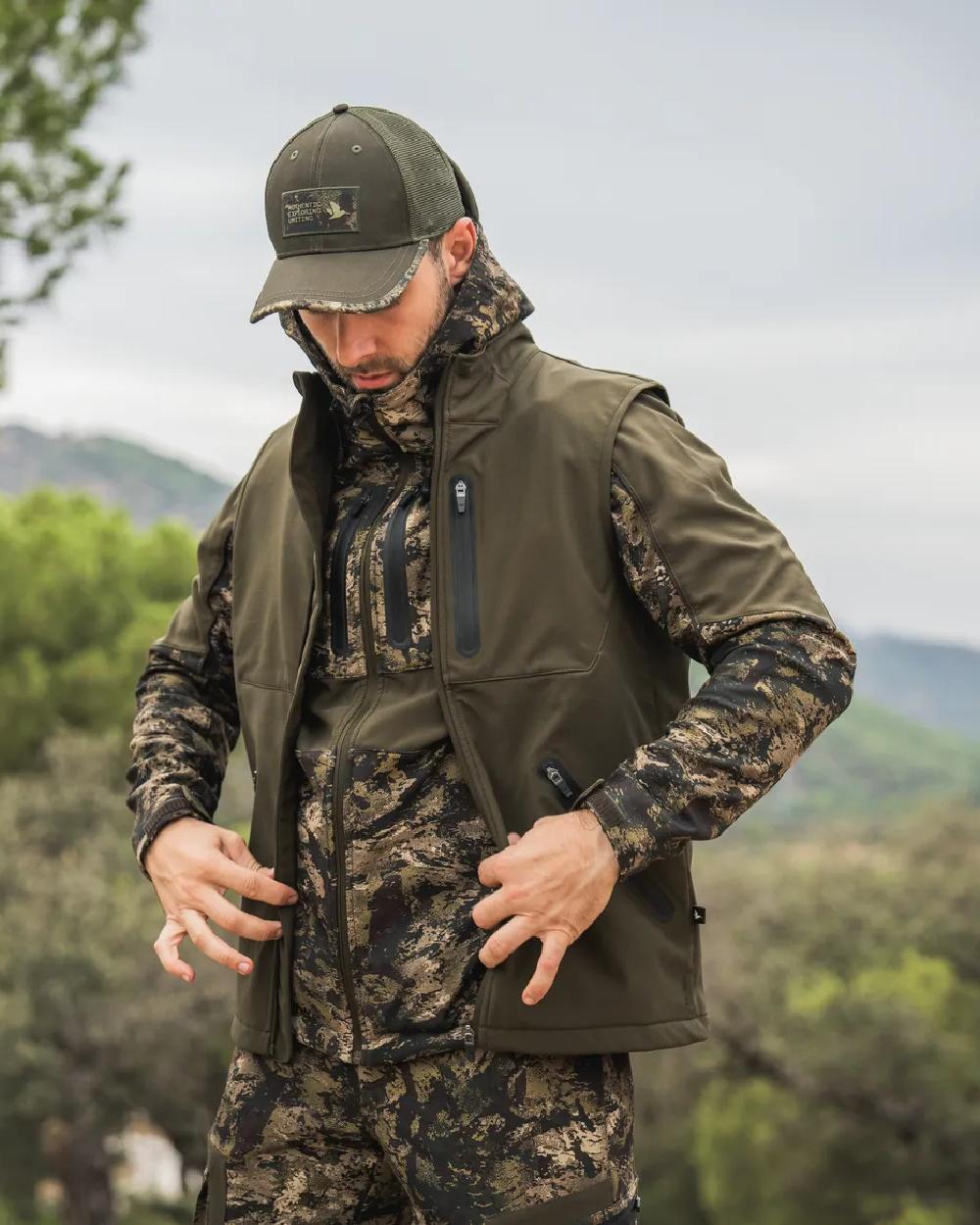 Pine Green Coloured Seeland Mens Chaser Aero Waistcoat on mountain background #colour_pine-green