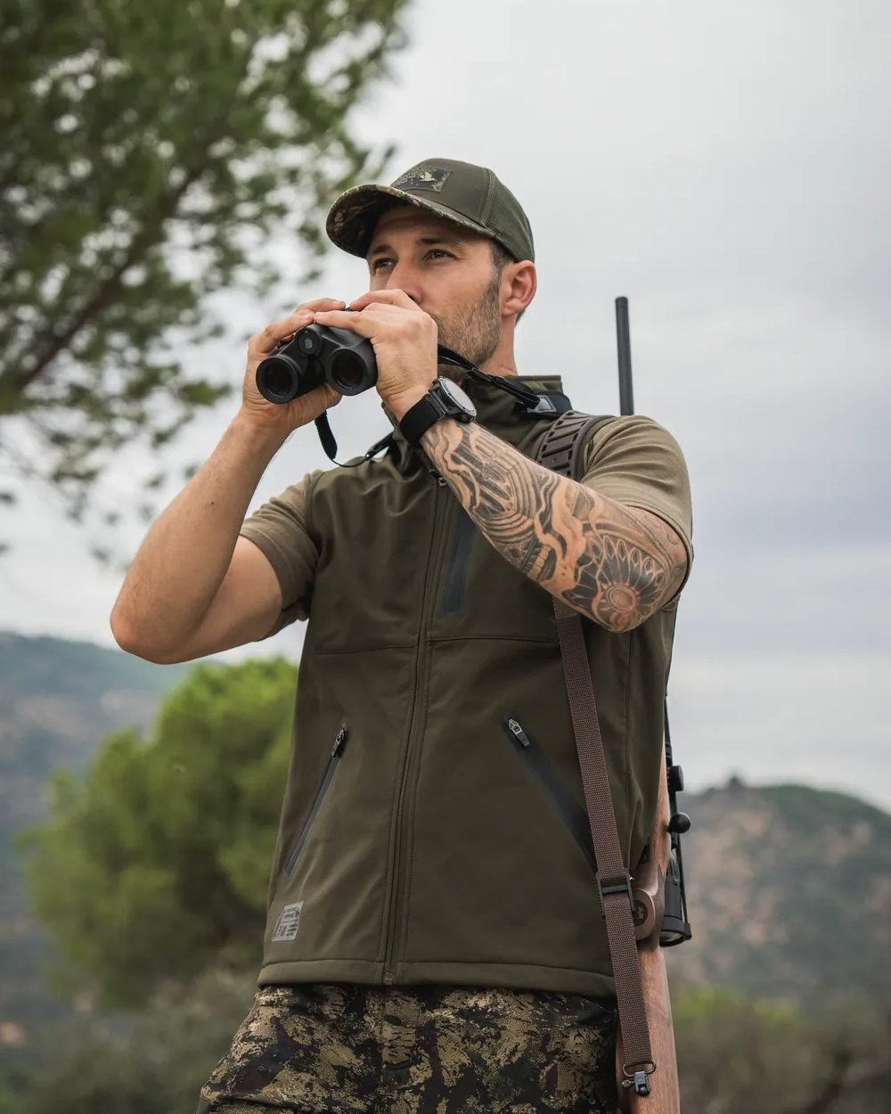 Pine Green Coloured Seeland Mens Chaser Aero Waistcoat on mountain background #colour_pine-green