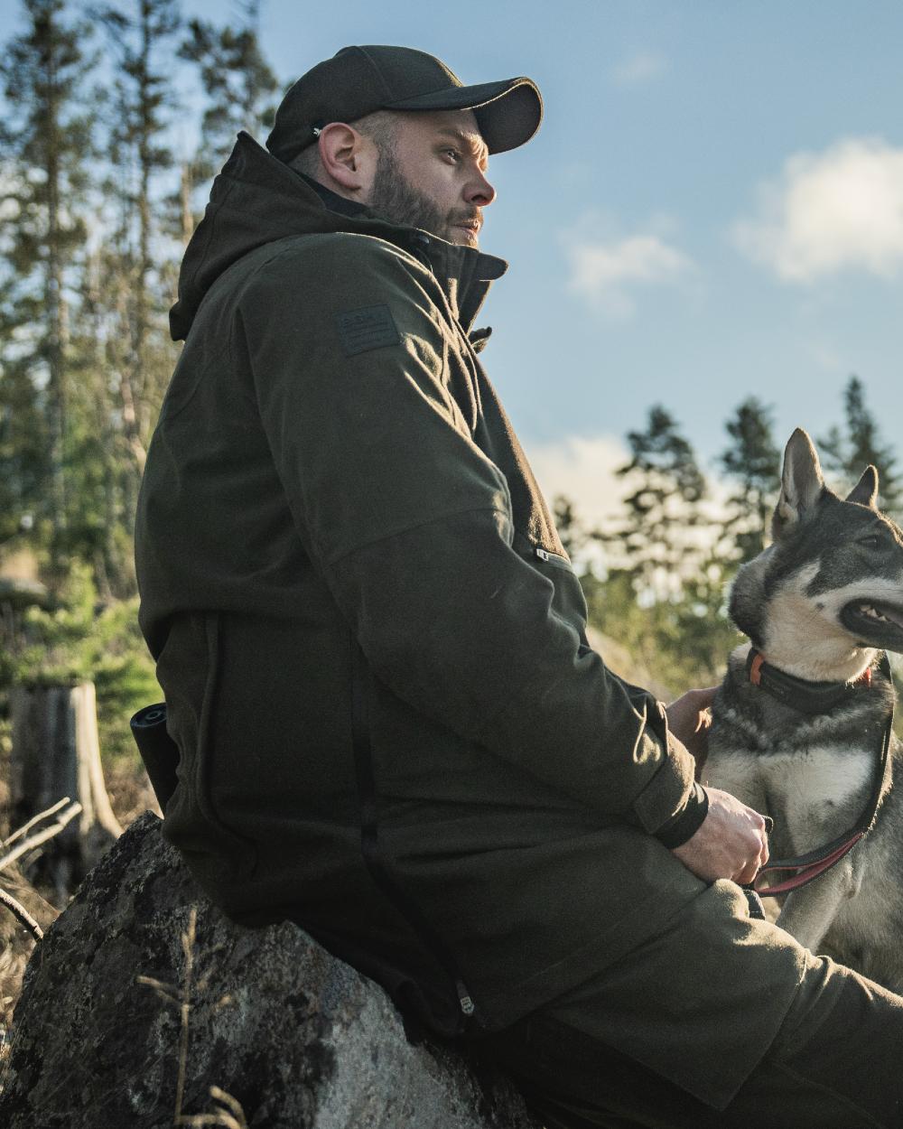 Pine Green coloured Seeland Mens Chaser BGH Smock on forest background #colour_pine-green