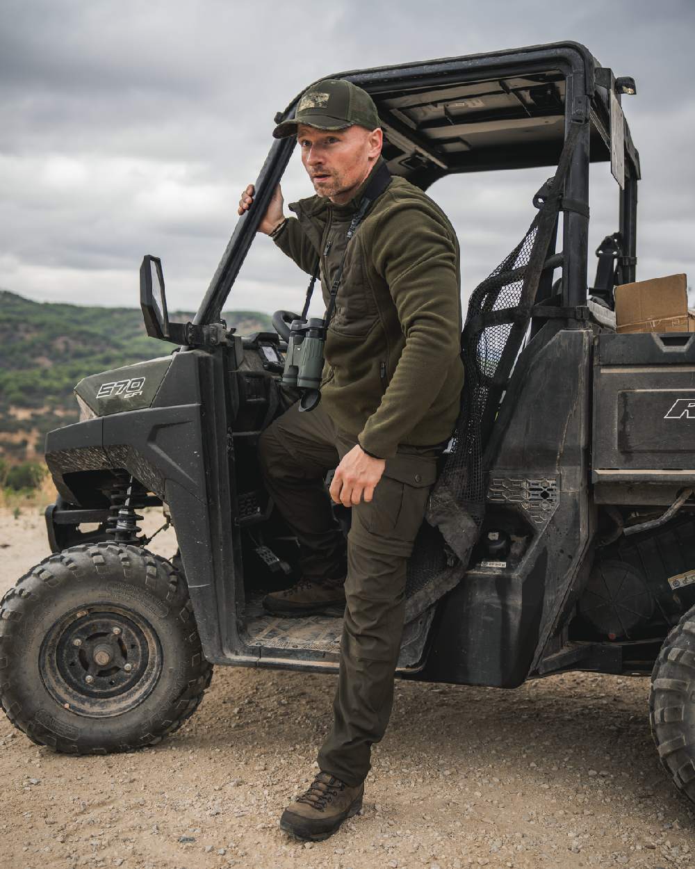 Pine Green Coloured Seeland Mens Gale Fleece Jacket on outdoor background #colour_pine-green