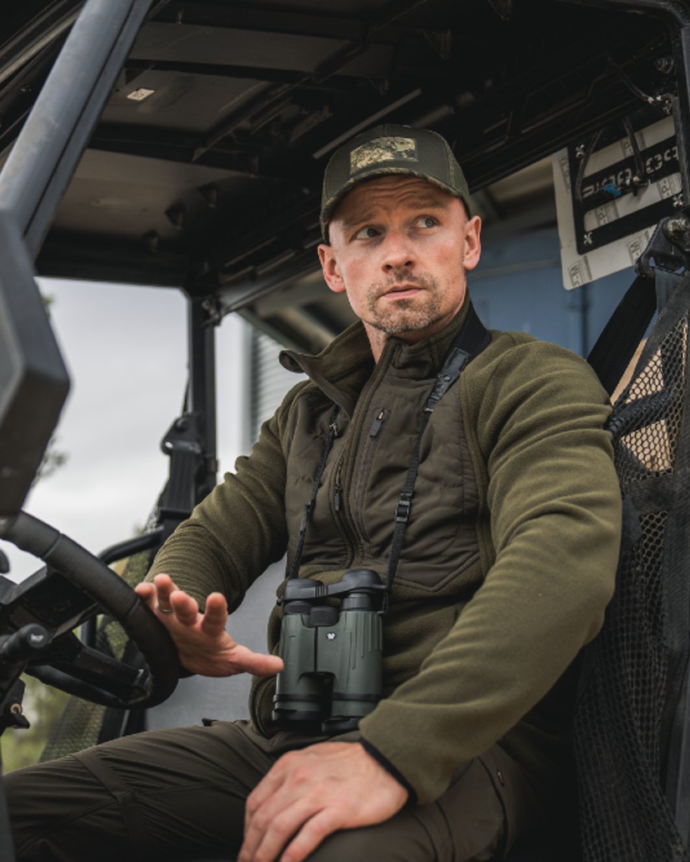 Pine Green Coloured Seeland Mens Gale Fleece Jacket on outdoor background #colour_pine-green