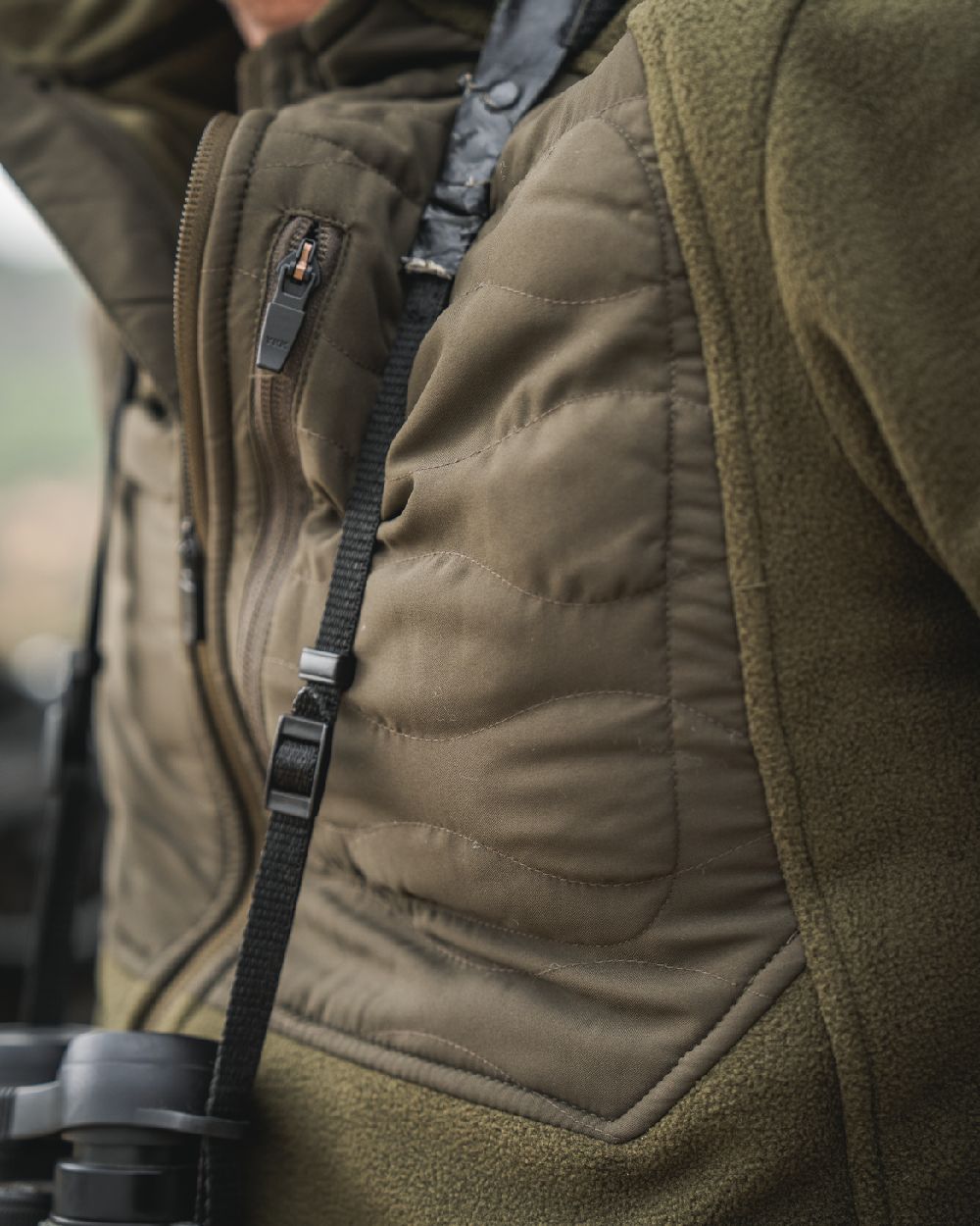 Pine Green Coloured Seeland Mens Gale Fleece Jacket on outdoor background #colour_pine-green