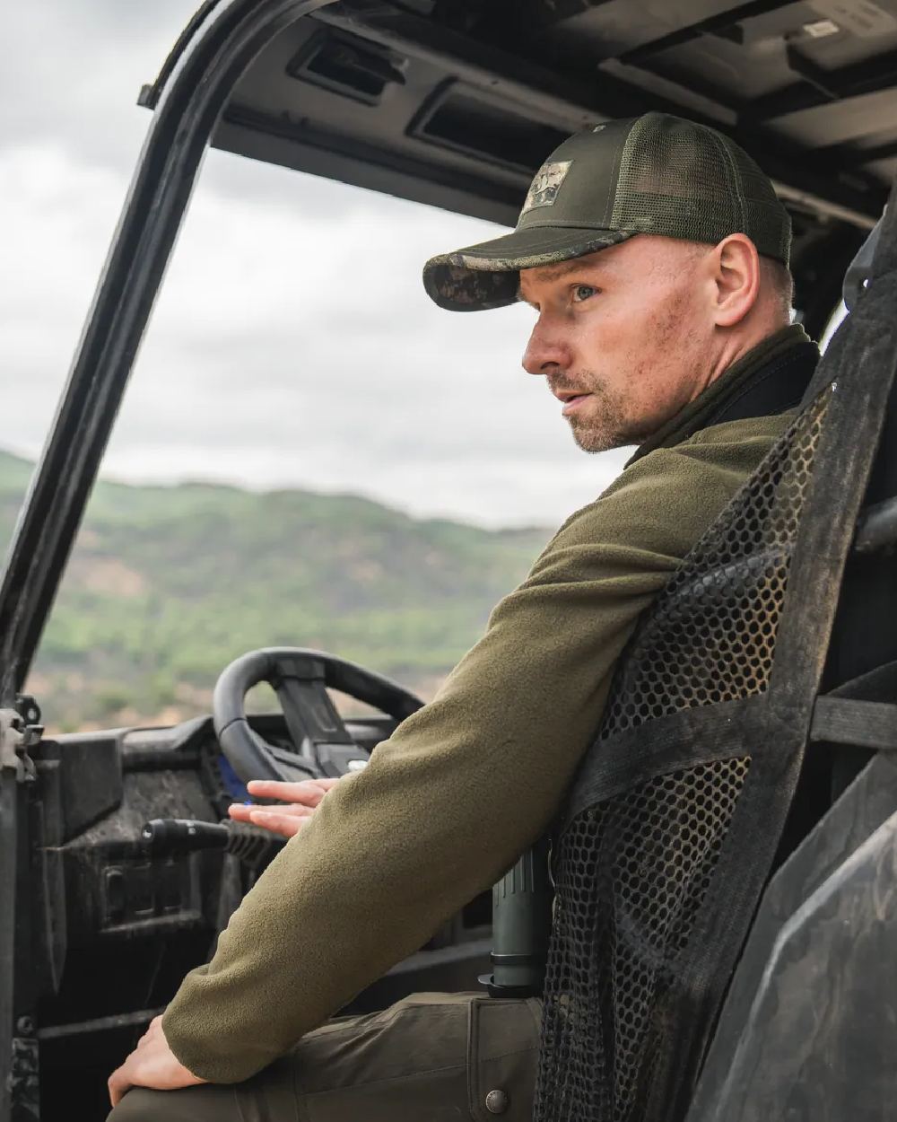 Pine Green Coloured Seeland Mens Gale Fleece Jacket on outdoor background #colour_pine-green