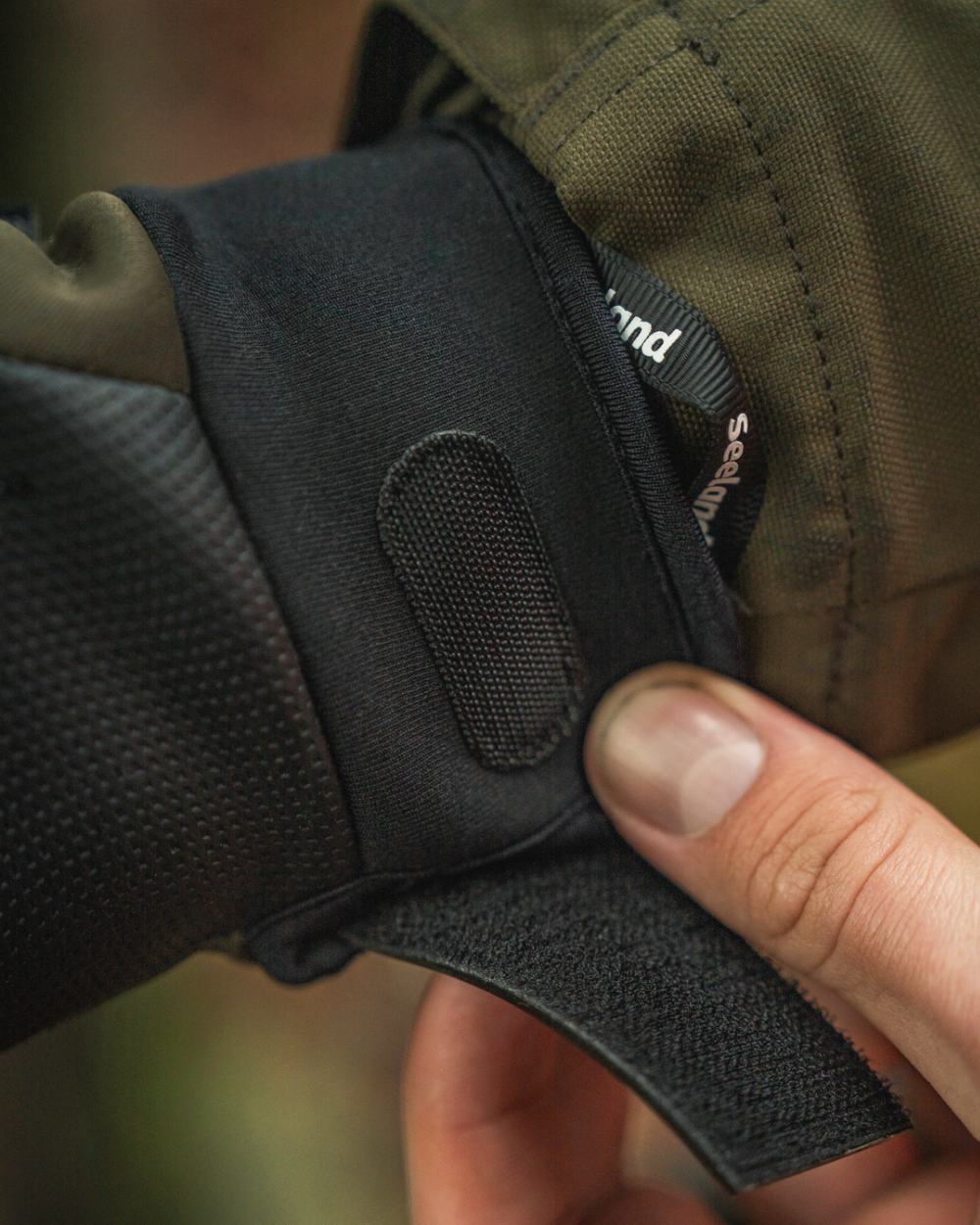 Pine Green Coloured Seeland Mens Target Gloves on outdoor background #colour_pine-green