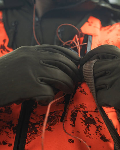 Pine Green Coloured Seeland Mens Target Gloves on outdoor background #colour_pine-green