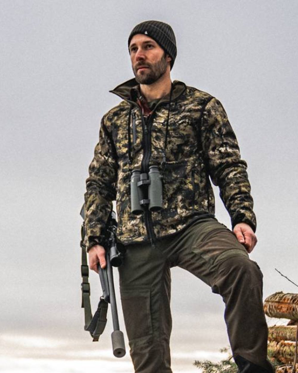 Light Pine InVis Green Coloured Seeland Rogue Reversible Fleece Jacket on sky background #colour_light-pine-invis-green