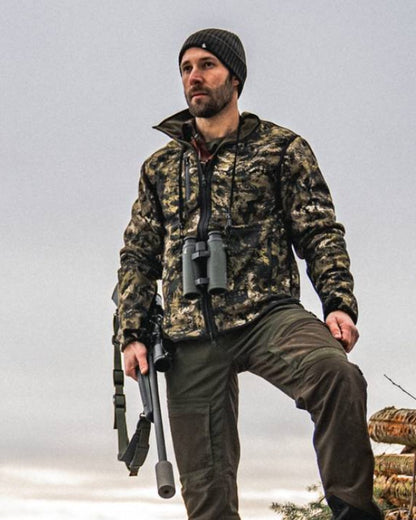 Light Pine InVis Green Coloured Seeland Rogue Reversible Fleece Jacket on sky background #colour_light-pine-invis-green