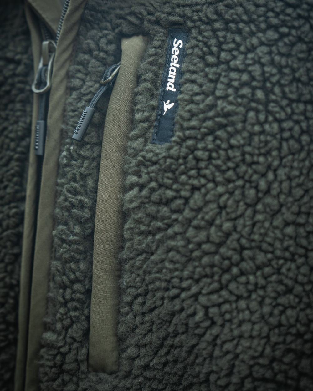 Grizzly Brown Coloured Seeland Thaw Fleece Jacket on outdoor background #colour_grizzly-brown