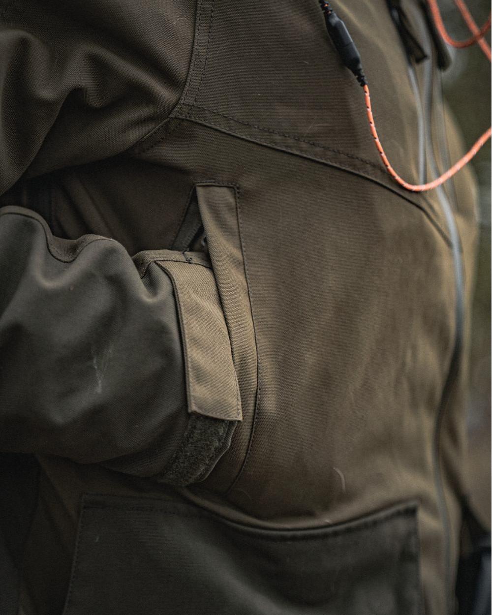 Light Pine Coloured Seeland Trax Jacket on outdoor background #colour_light-pine