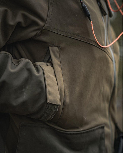 Light Pine Coloured Seeland Trax Jacket on outdoor background #colour_light-pine