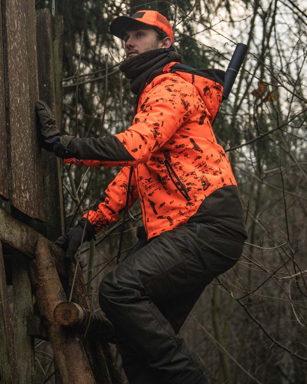 Pine Green coloured Seeland Trigger Fold-Back Gloves on forest background #colour_pine-green