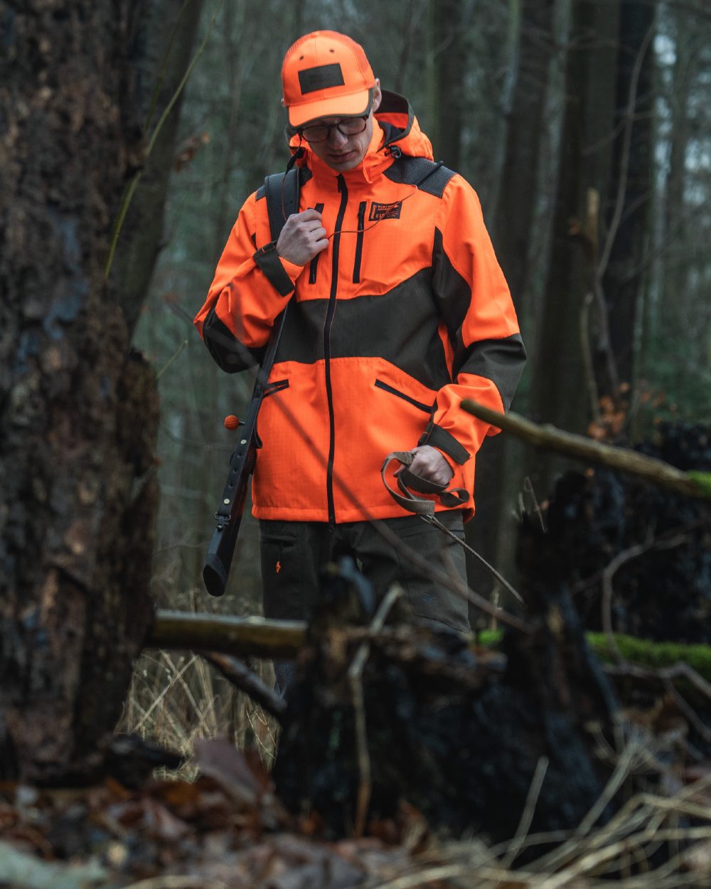 Orange Blaze coloured Seeland Venture Rover Cap on forest background #colour_orange-blaze