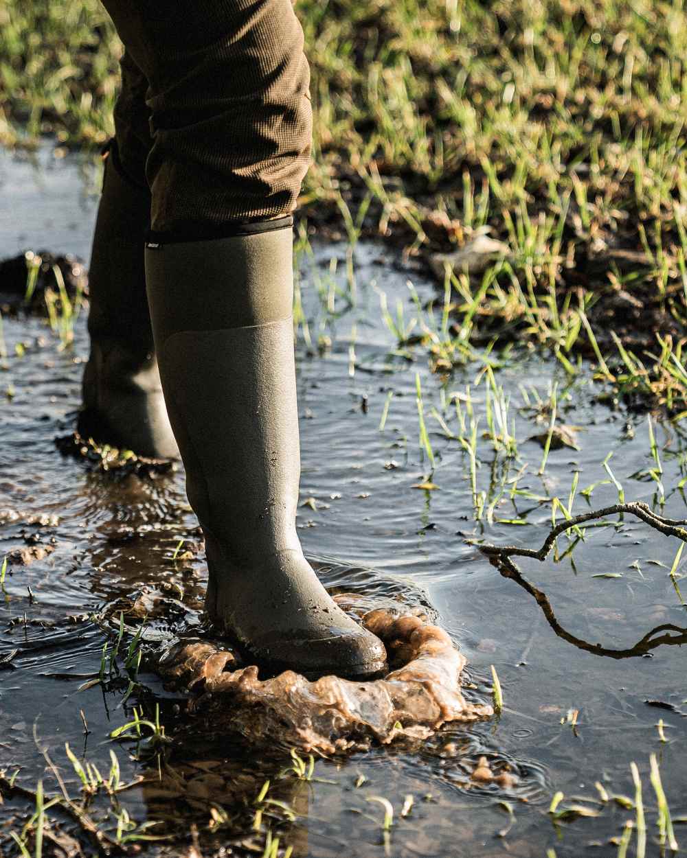 Pine Green Coloured Seeland Womens Hillside Flex Wellingtons on lake background #colour_pine-green