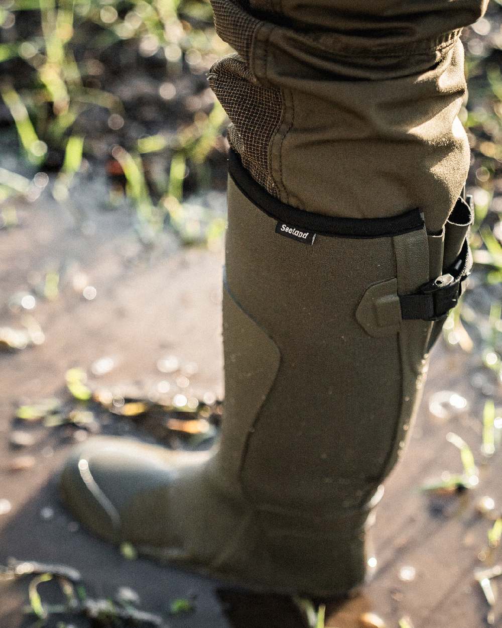Pine Green Coloured Seeland Womens Hillside Flex Wellingtons on lake background #colour_pine-green