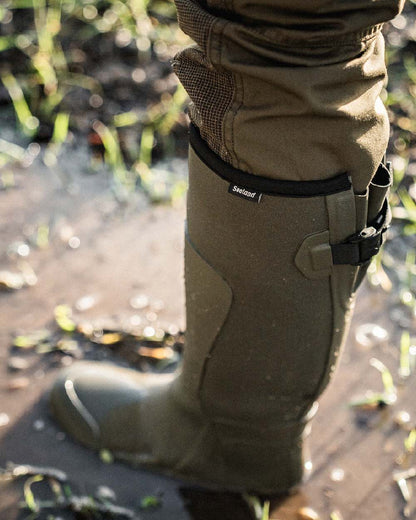 Pine Green Coloured Seeland Womens Hillside Flex Wellingtons on lake background #colour_pine-green
