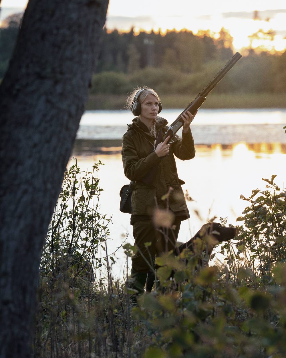 Pine Green Coloured Seeland Womens Key-Point Wax Jacket on outdoor background #colour_pine-green