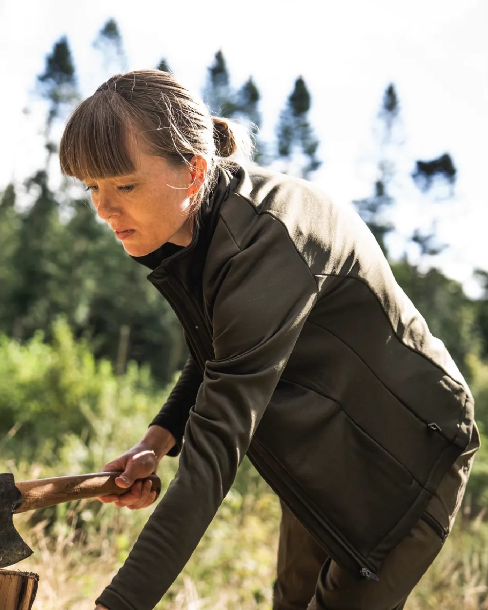 Pine Green Coloured Seeland Womens Tidal Tora Fleece Jacket on outdoor background #colour_pine-green
