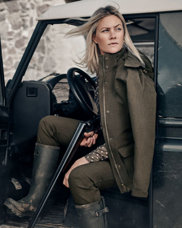 Shaded Olive coloured Seeland Woodcock Advanced Ladies Jacket on outdoor background #colour_shaded-olive