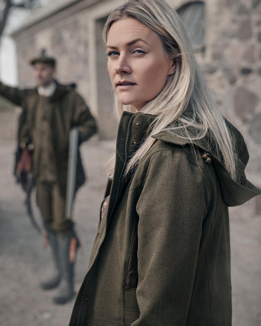 Shaded Olive coloured Seeland Woodcock Advanced Ladies Jacket on outdoor background #colour_shaded-olive