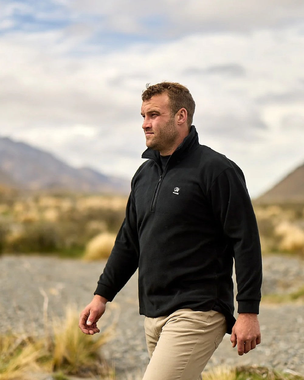 Black Coloured Swanndri Mens Motu Fleece Pullover on blurry background #colour_black
