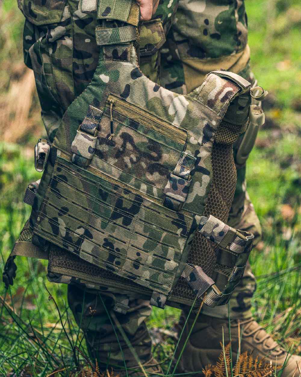 VCAM Coloured Viper VX Buckle Up Carrier Gen2 on land background #colour_vcam