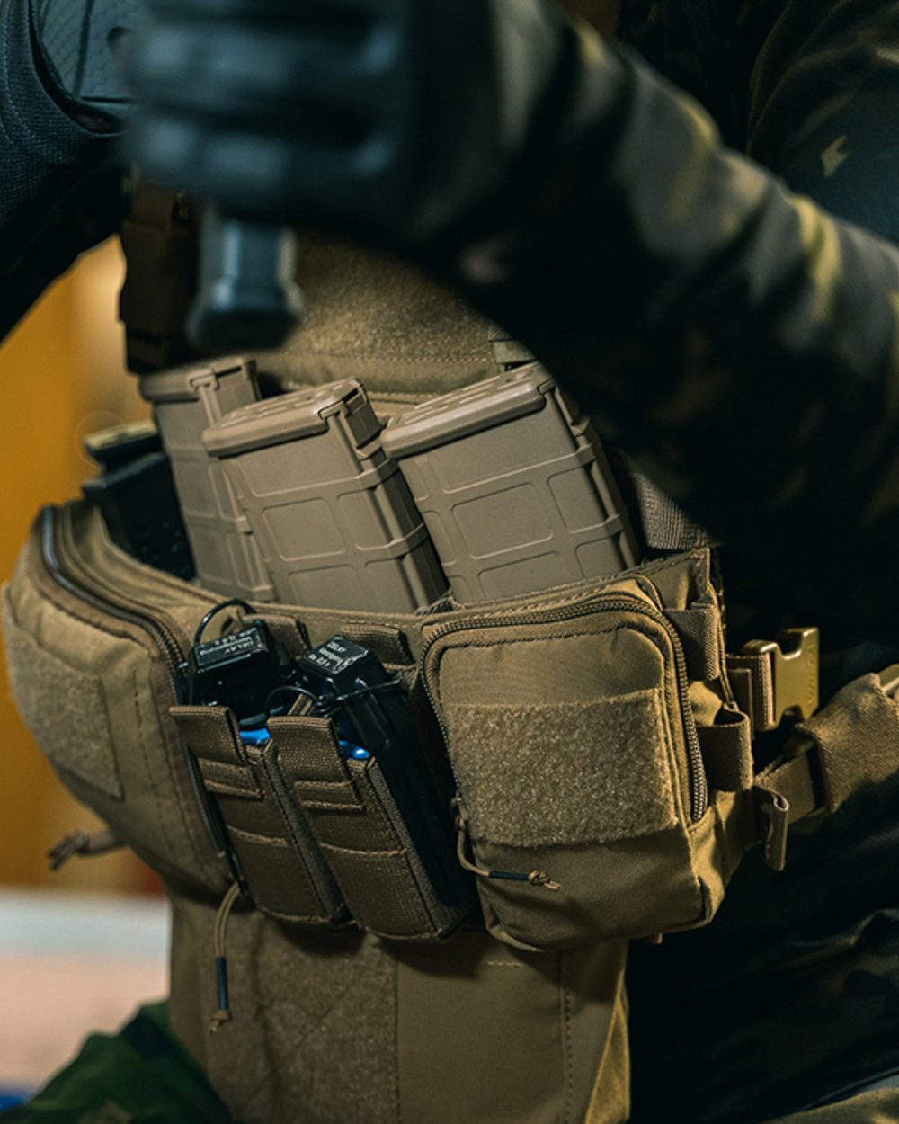 Coyote Coloured Viper VX Multi Weapon System Set on blurry background #colour_coyote