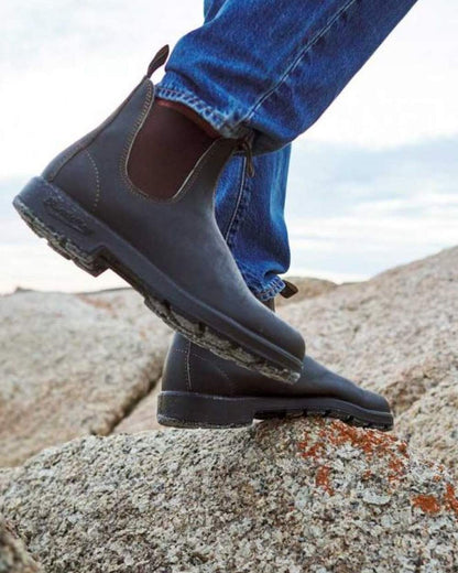 Walnut Coloured Blundstone 550 Brown Leather Chelsea Boots on Outdoor Background
#colour_walnut