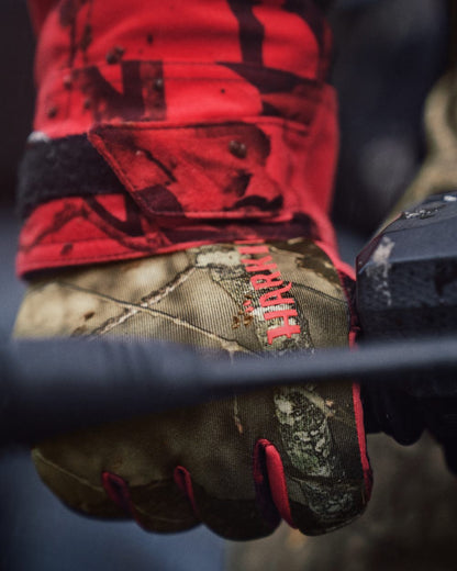 Mossy Oak Break Up Country Mossy Oak Red Coloured Harkila Moose Hunter 2.0 Fleece Gloves on blurry background #colour_mossy-oak-break-up-country-mossy-oak-red